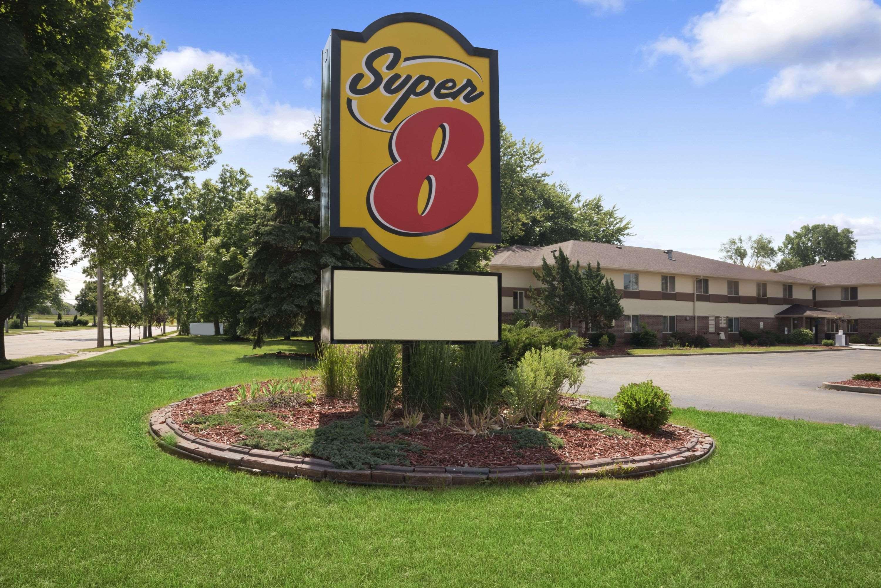 Готель Super 8 By Wyndham Whitewater Wi Екстер'єр фото